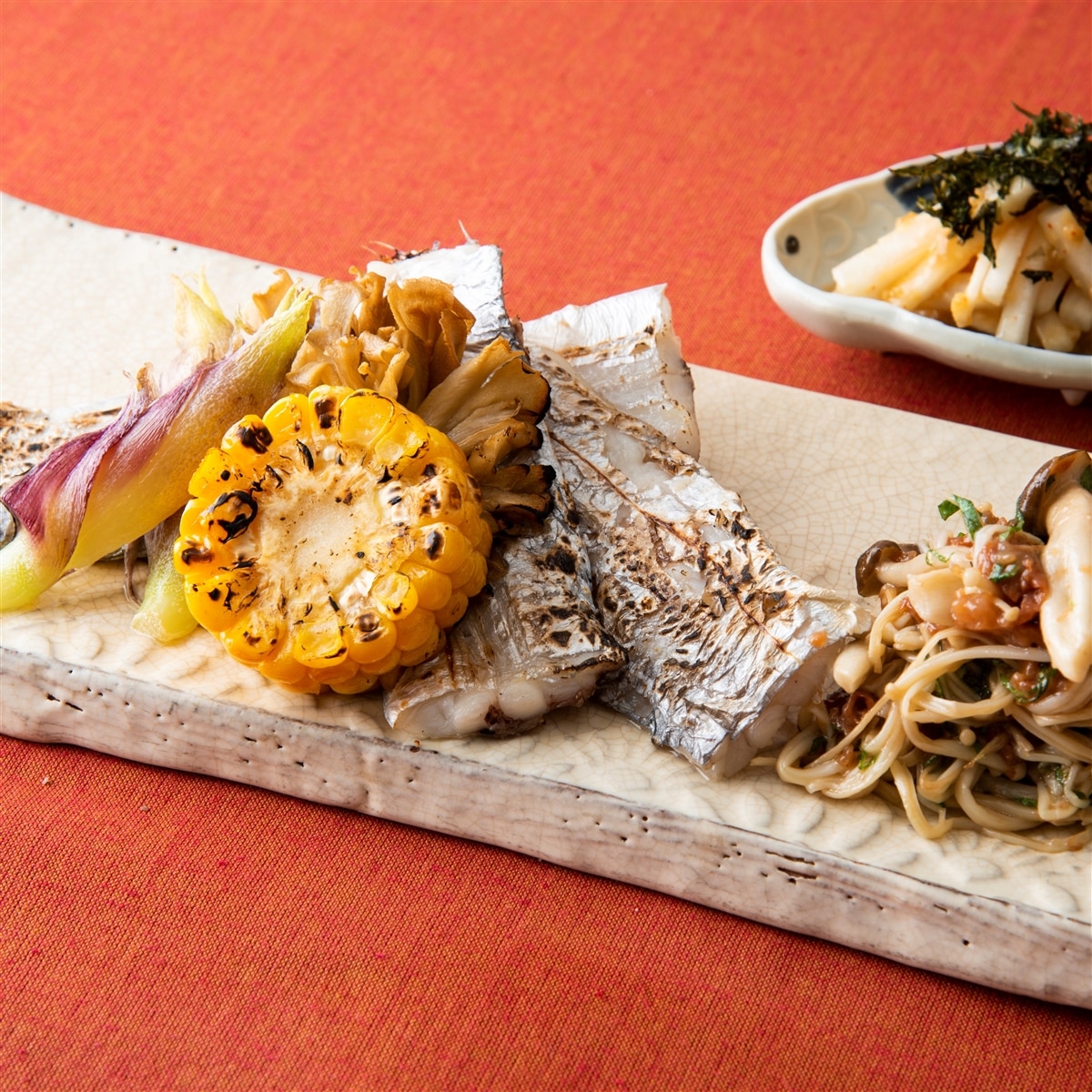 「太刀魚の塩焼き きのこと大葉のあごだし梅ソース」と「長芋と大根のあけがらし和え」